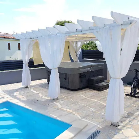 Haus Milly With Pool * Krnica