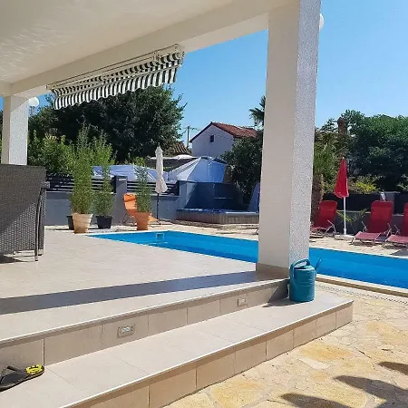 Haus Milly With Pool * Krnica
